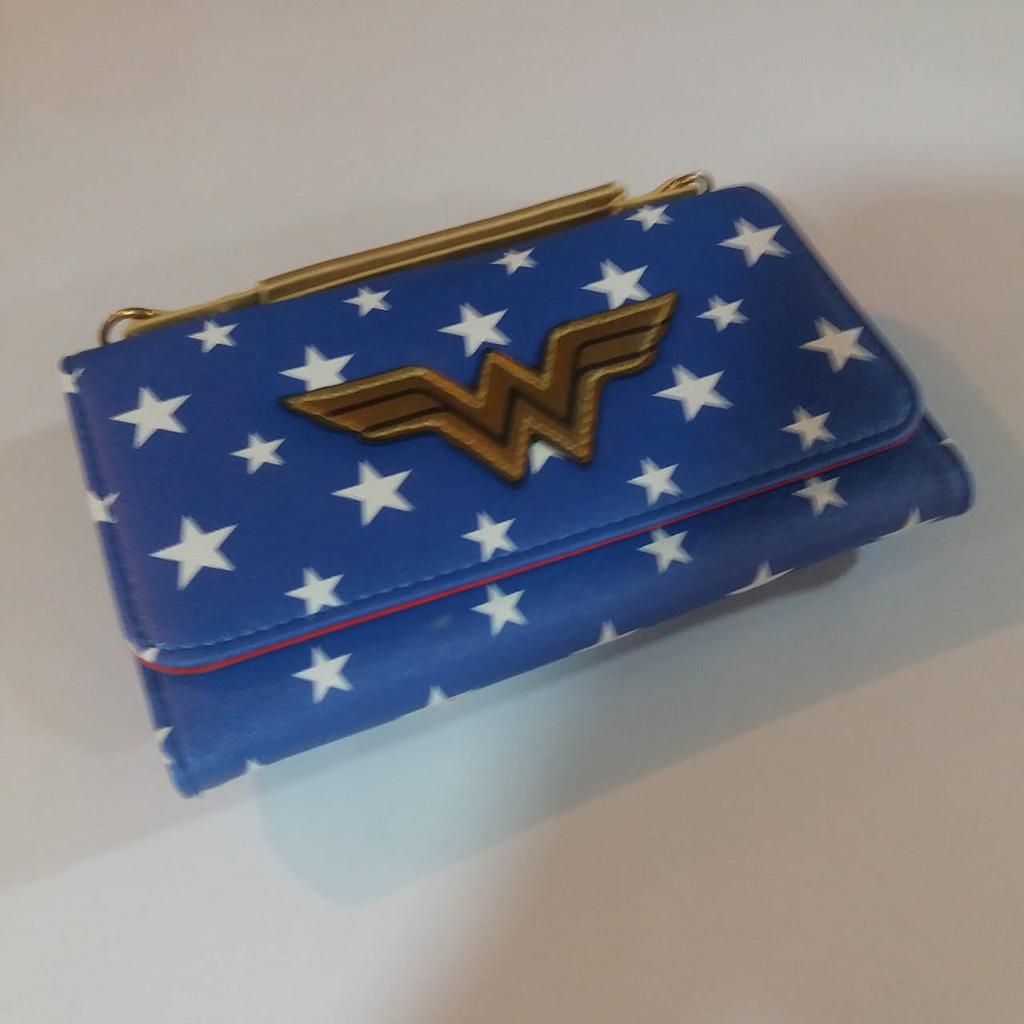 Billetera Larga Wonder Woman PT Wonder Woman DC Comics Logo Métalico en Fondo de Estrellas en Cuerina