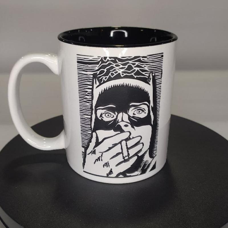 Mug Tallado en Ceramica Ancho Batman Fumando TooGeek Batman DC Comics