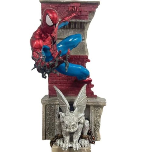 Figura SpiderMan con Gárgola PT Marvel